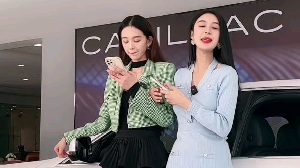 凯迪拉克黑白双煞姐妹花模特走秀