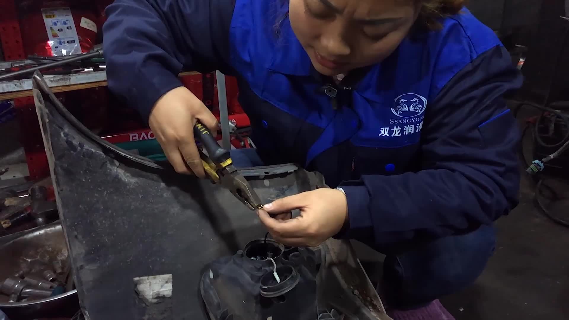 90后女孩学修车第一天,学检修电路更换灯泡