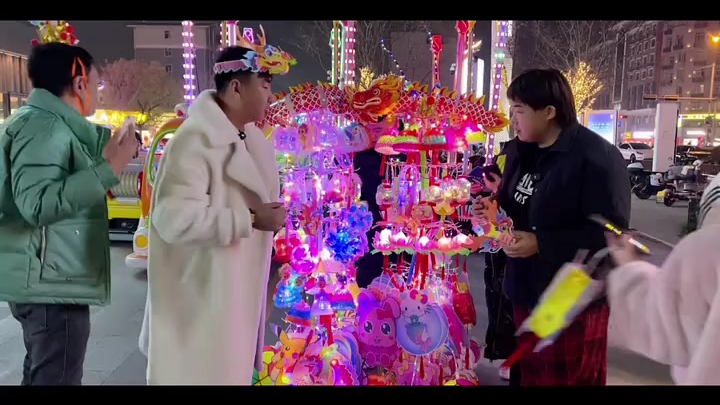 浙江小伙摆地摊卖发光玩具,一月用999赚5万,进1出15