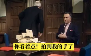 Télécharger la video: yes,minister 知易行难10:哈克主动技能触发。动摇:减60%信心。