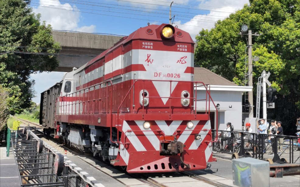 吴泾支线4k沪闵路道口接车过程df7g0026牵引棚车通过4k道口