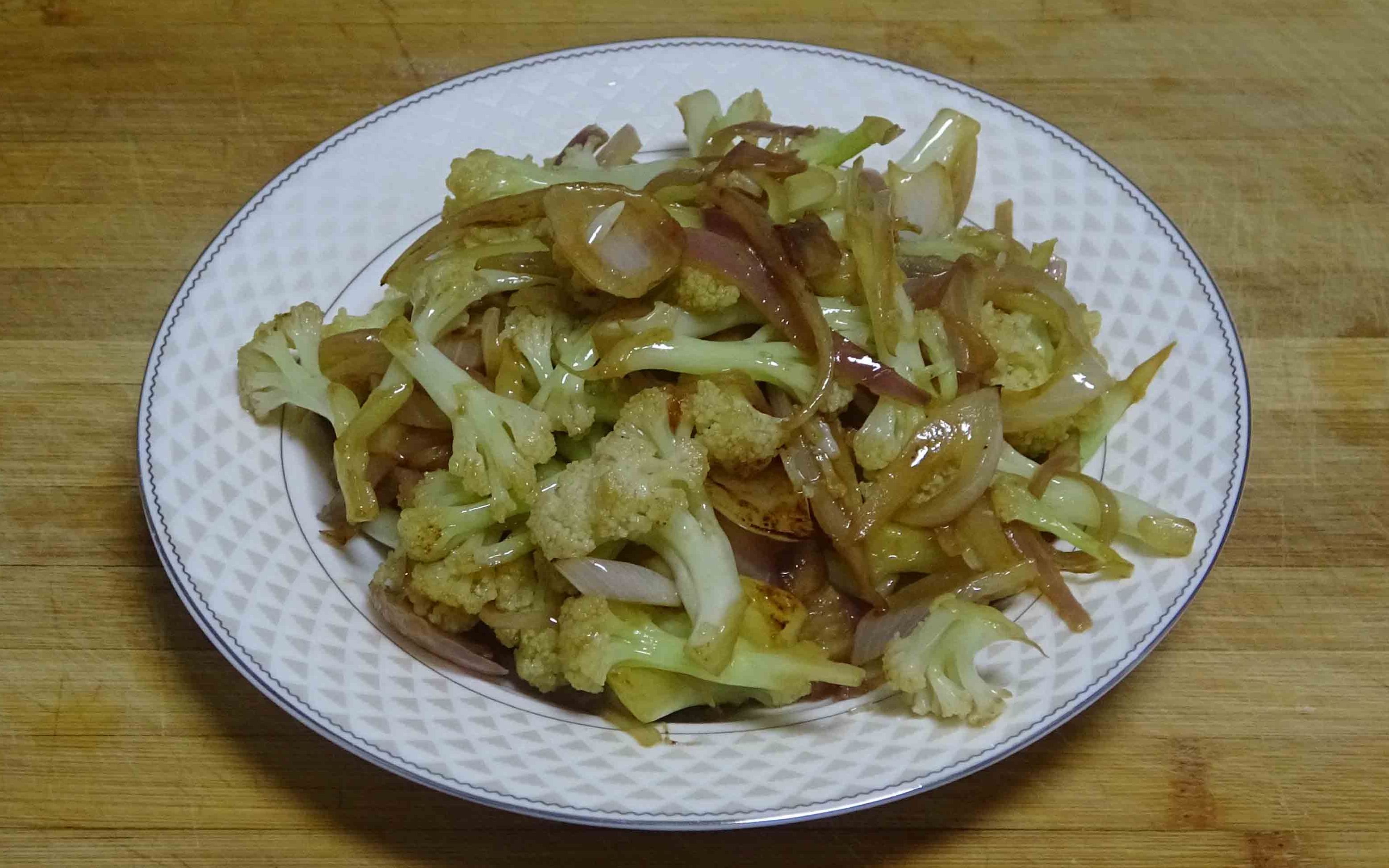 妈妈做的洋葱炒菜花,家常做法简单又好吃