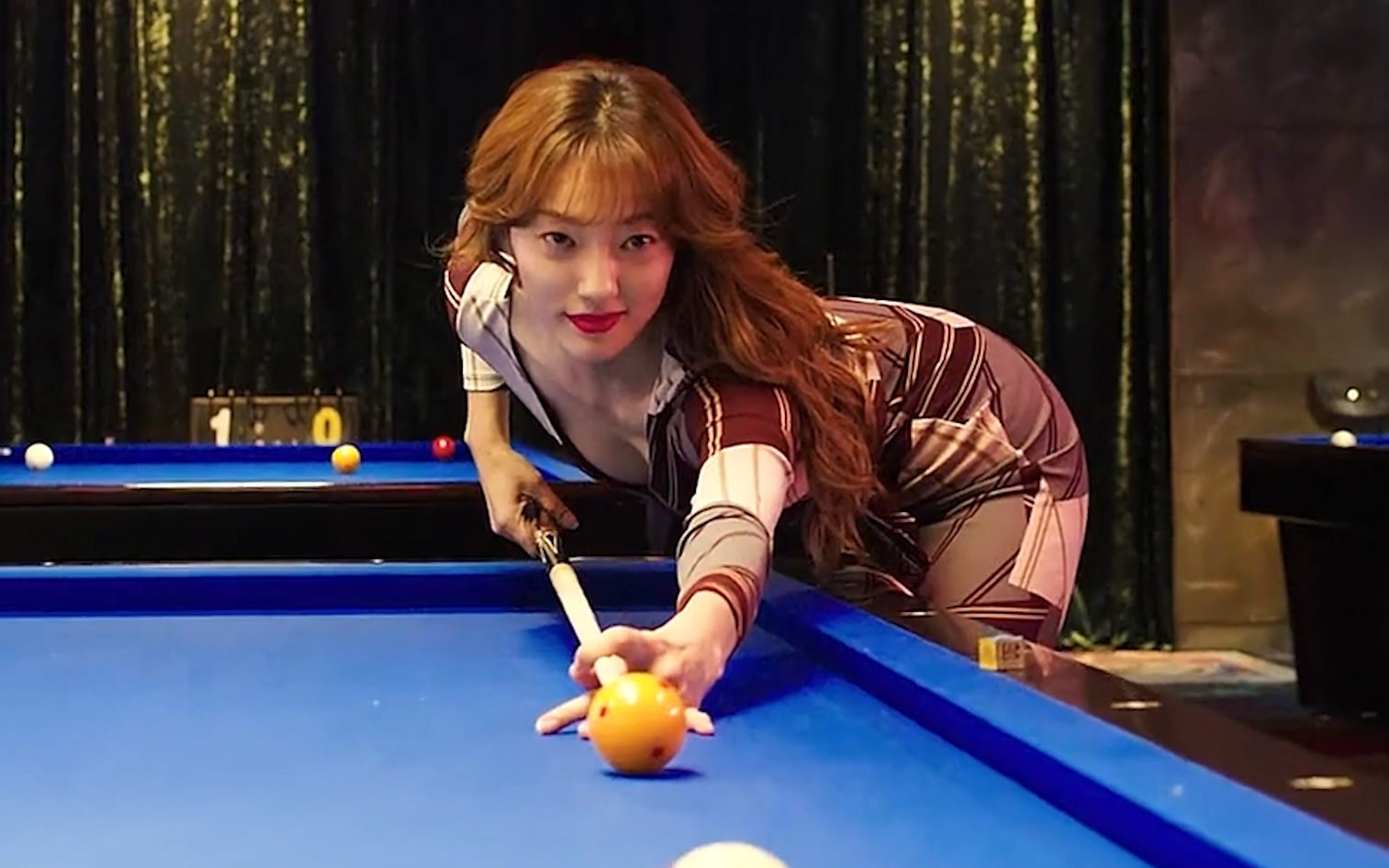 美女打台球,一弯腰所有男人都不淡定了,多少双眼睛不停盯着看_哔哩