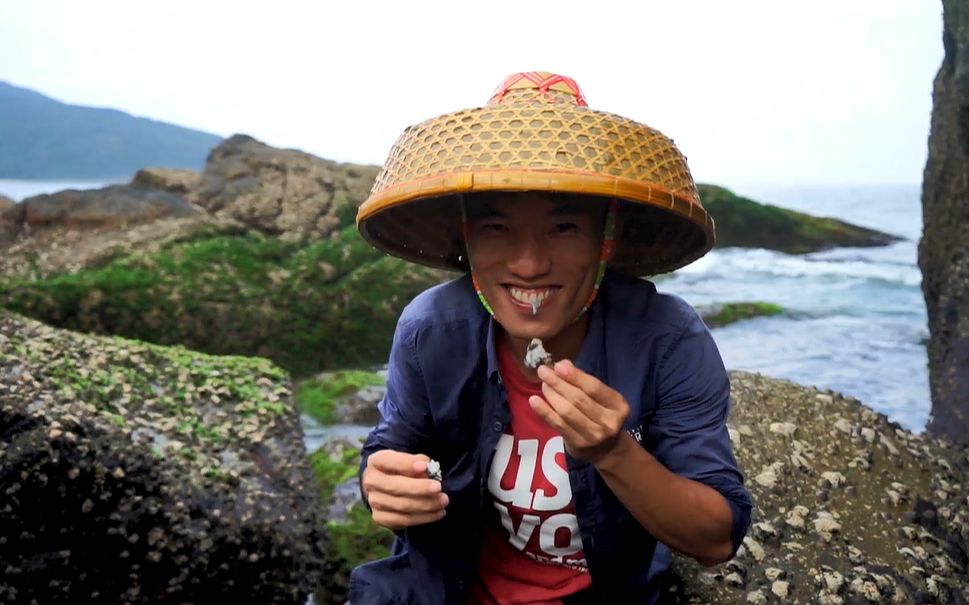 渔村兄弟迎着大浪赶海,海螺又多又大,生蚝敲开直接吃,鲜甜又过瘾啊