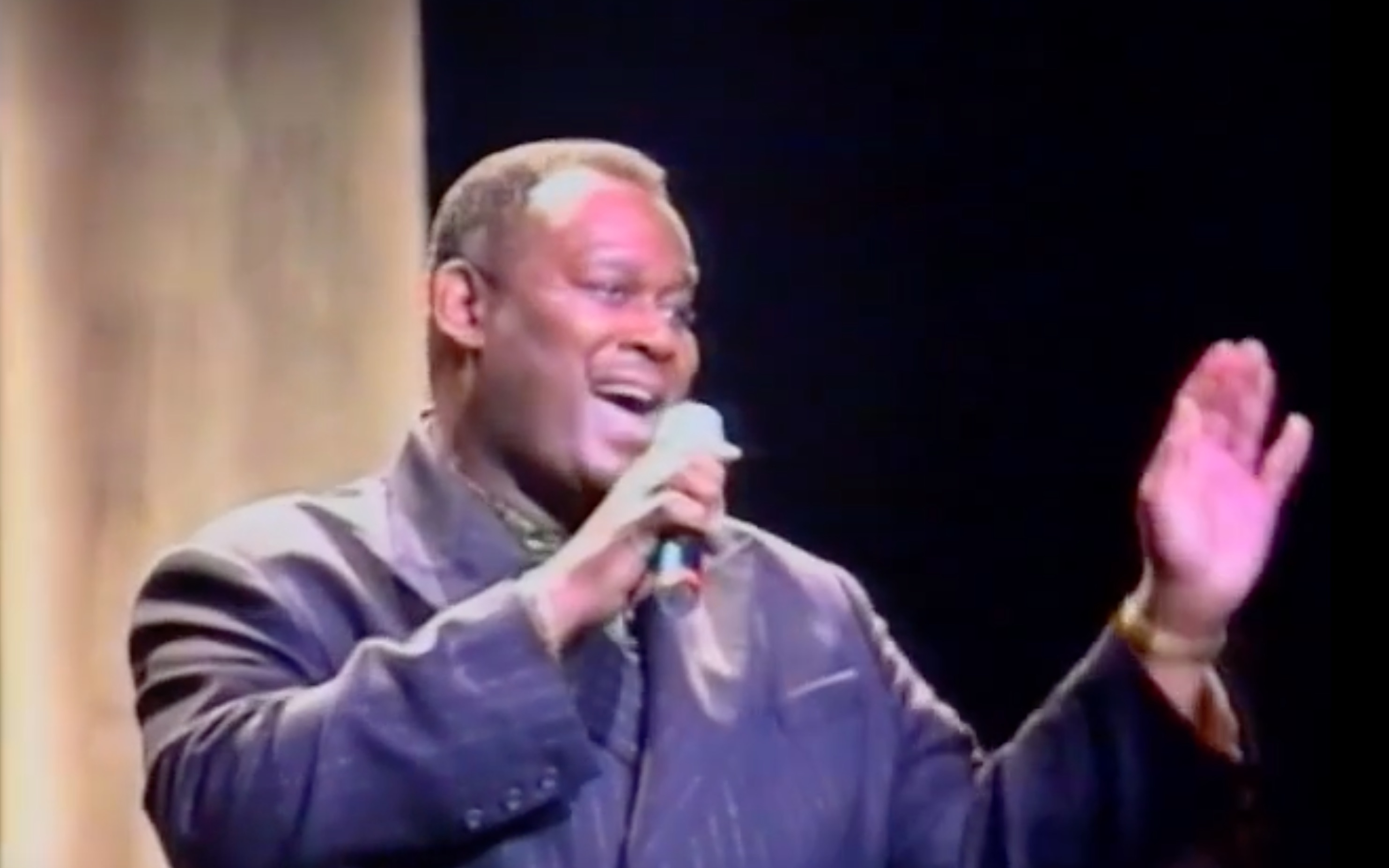 [图]Luther Vandross 寥寥几句即兴技惊四座，彰显大师风范，Kenny G擦鞋表示敬意，Michael Bolton，Richard Marx哑然失笑