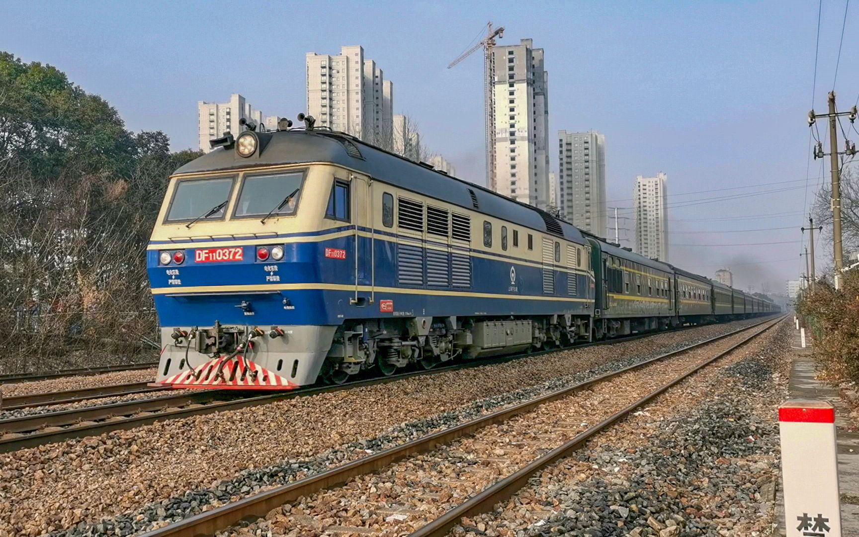 上局宁东段df11内燃机车0372号机牵引深圳——苏州k