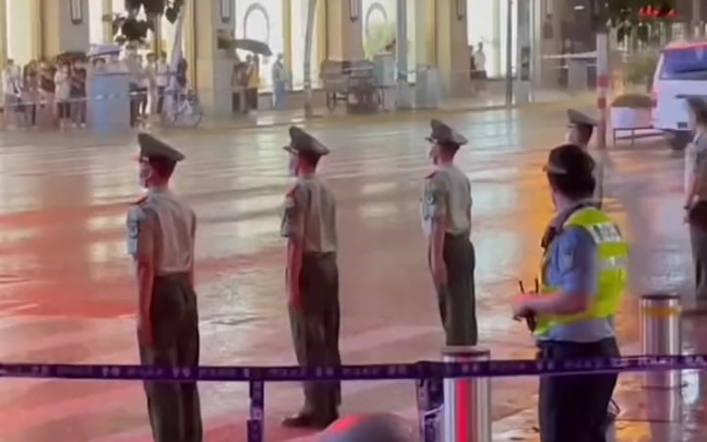 [图]突降暴雨，大雨很快就淋湿了兵哥哥的衣服，他们仍然风雨无阻在执勤，致敬最可爱的人！