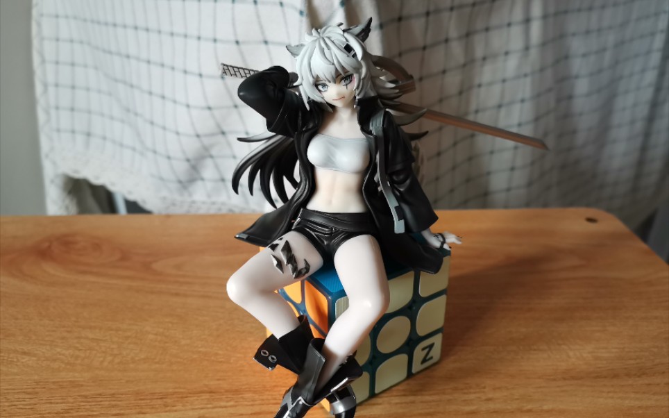 明日方舟拉普兰德手办翻看