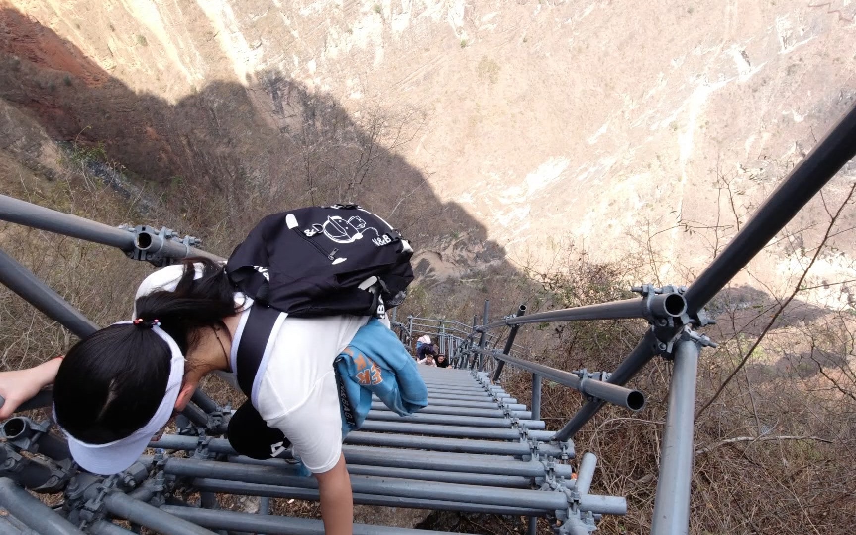 实拍四川悬崖村,几乎90度的天梯,百分之九十的人望而却步