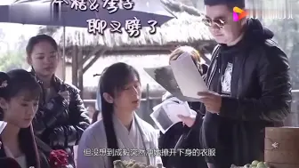 Download Video: 成毅片场突然冲袁冰妍撩开衣服，大喊：我好热！袁冰妍的反应真逗