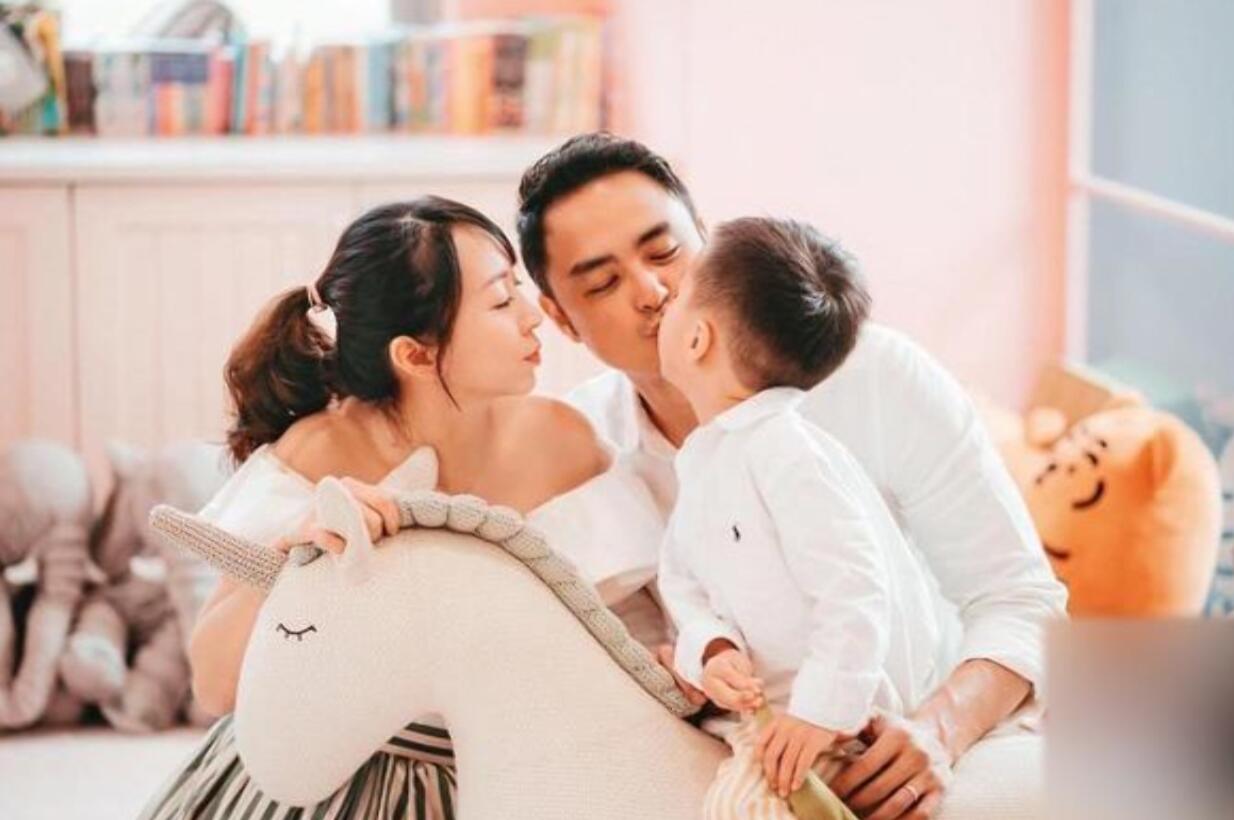 明道一家现身北京街头,老婆肚大如箩快生了,儿子帅气模样像爸爸