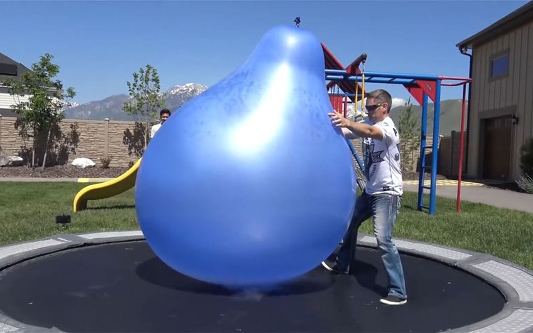 老外把液氮倒入气球,气球竟然膨胀一人多高,爆炸瞬间太可怕了!