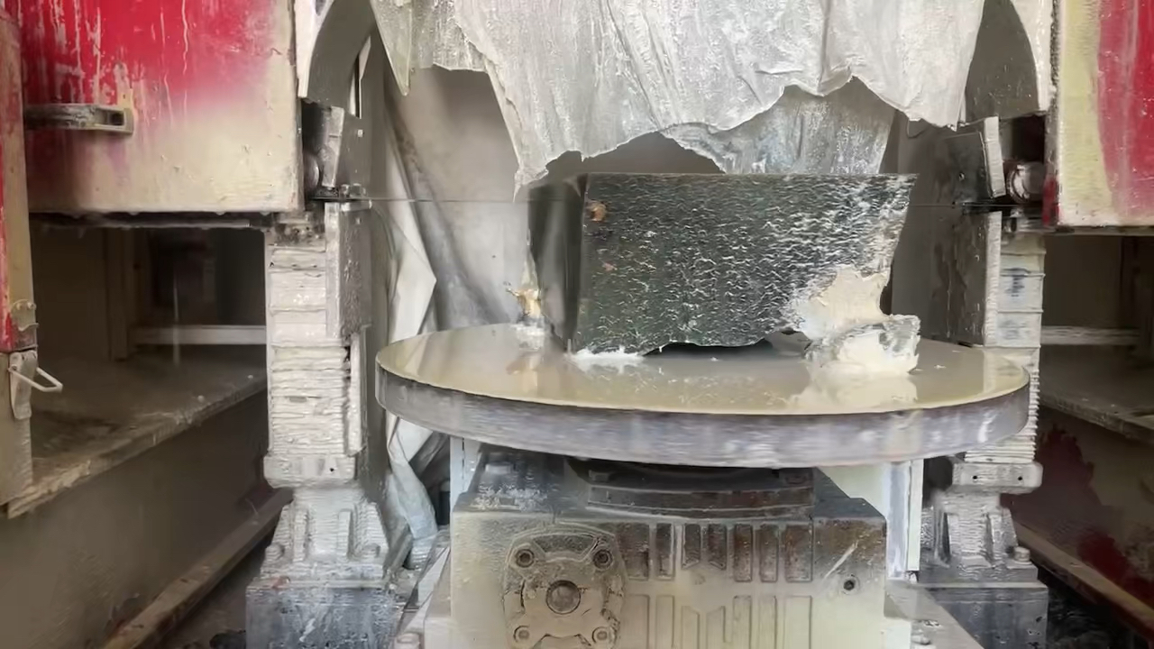 玉兴玉石带锯切割机玉石锯床 翡翠原石带锯切割机 数控全自动旋转平切