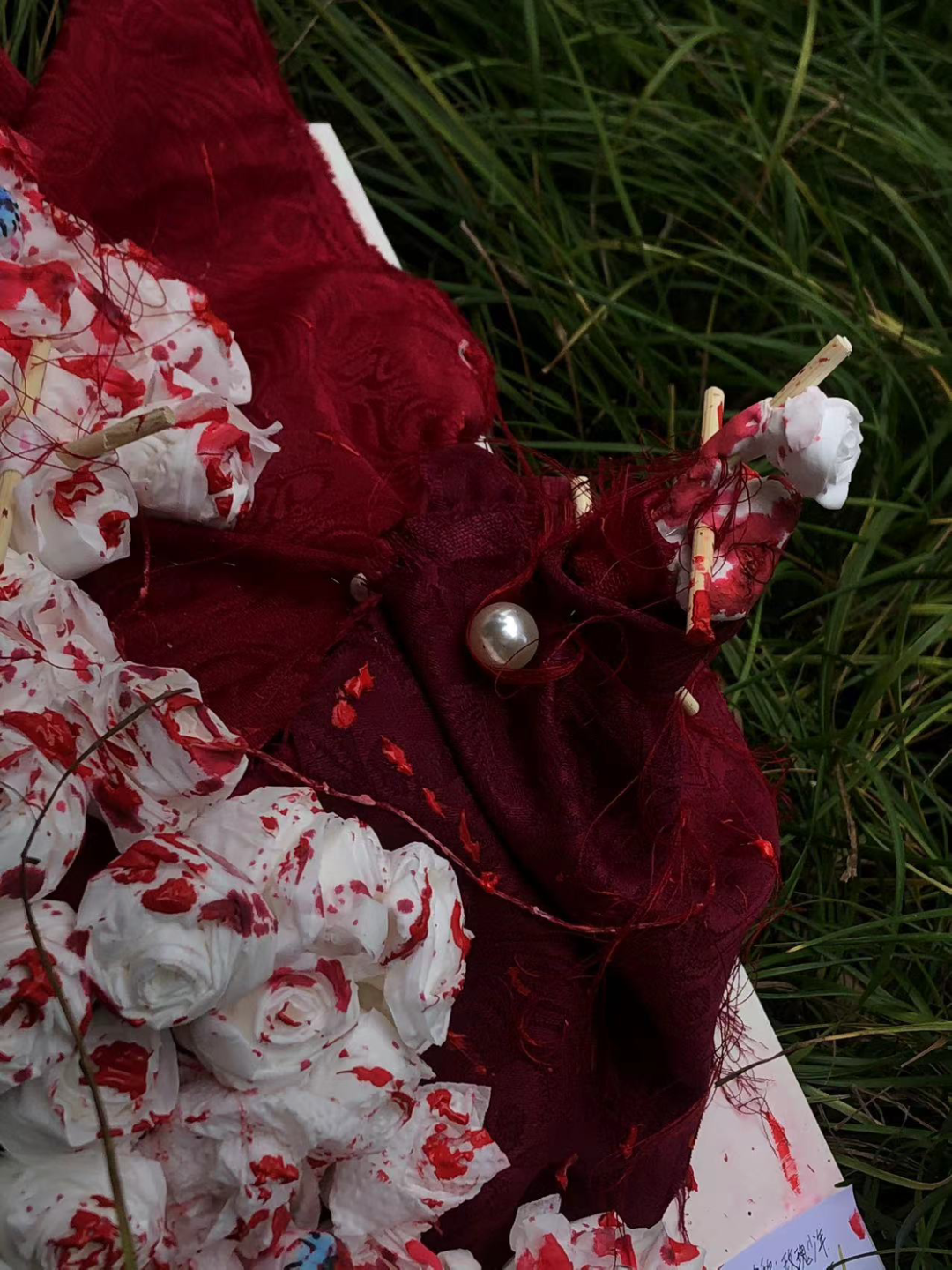 他用尽鲜血淹没了世俗的眼光开出了只属于他的白玫瑰