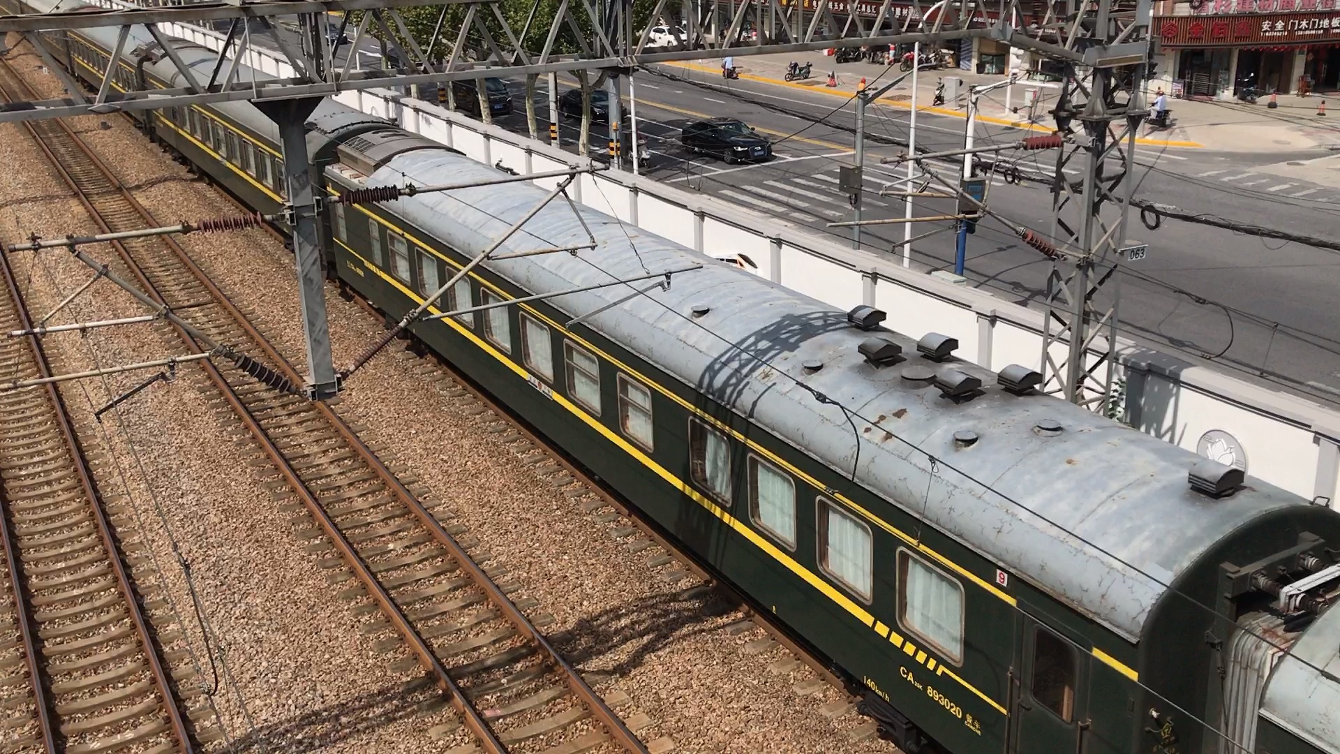 电客t109次上海站幺三道停车,列尾附挂双层原色轨检(附:00302次)