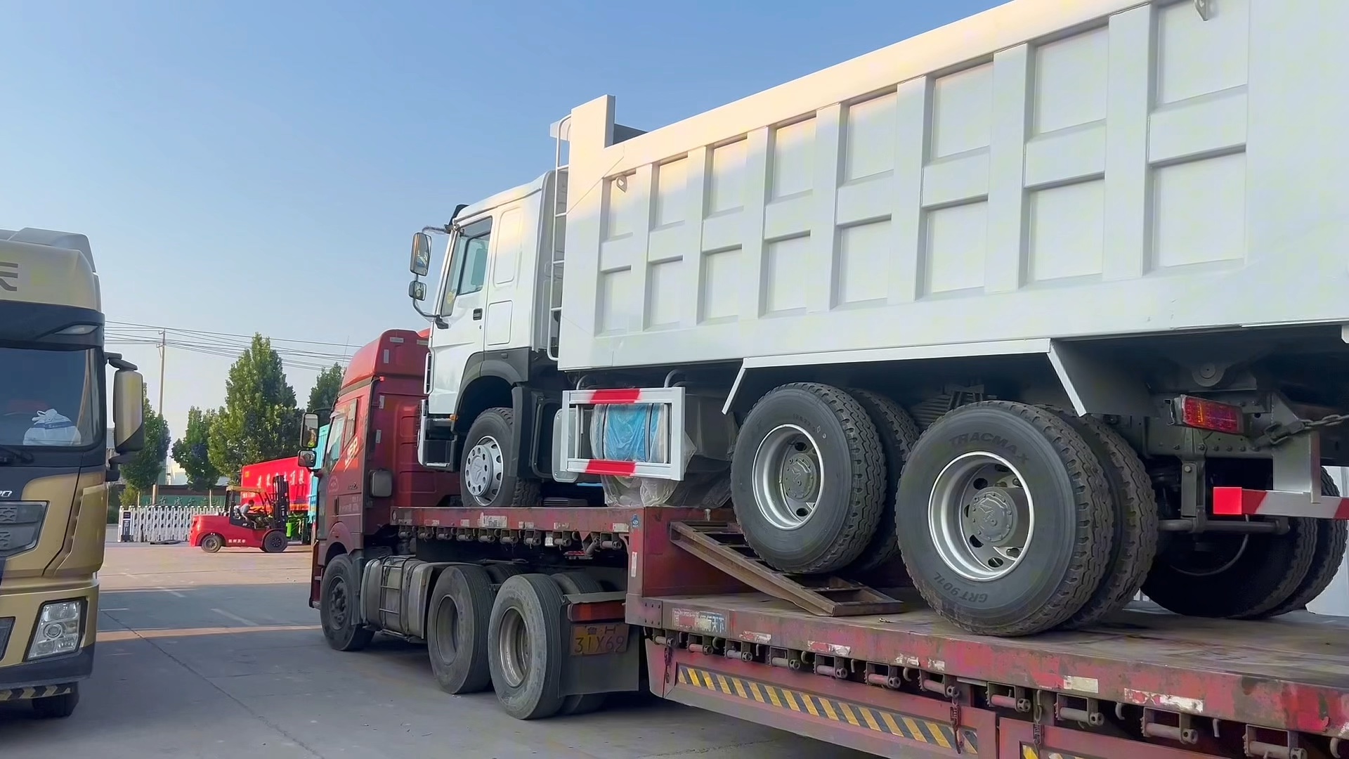 豪沃后八轮自卸车