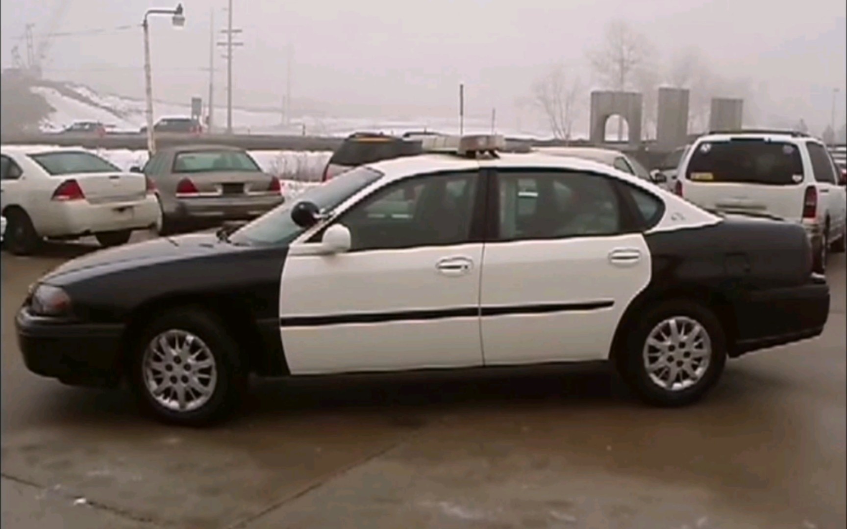 2005年雪佛兰黑斑羚9c1警车近距离拍摄