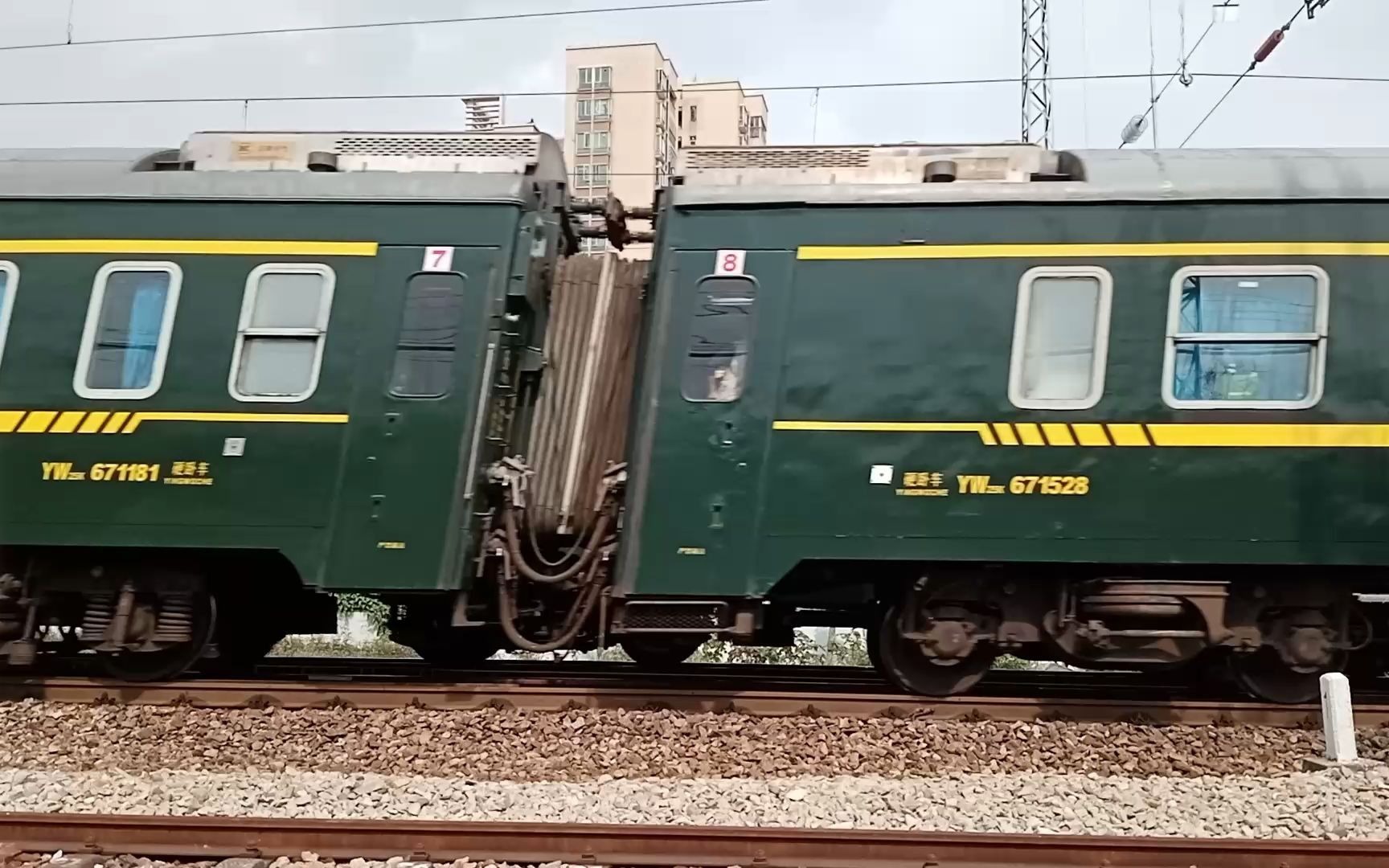 广铁广段的ss9g型电力机车牵引t170次列车和t253次列车在广州北站附近