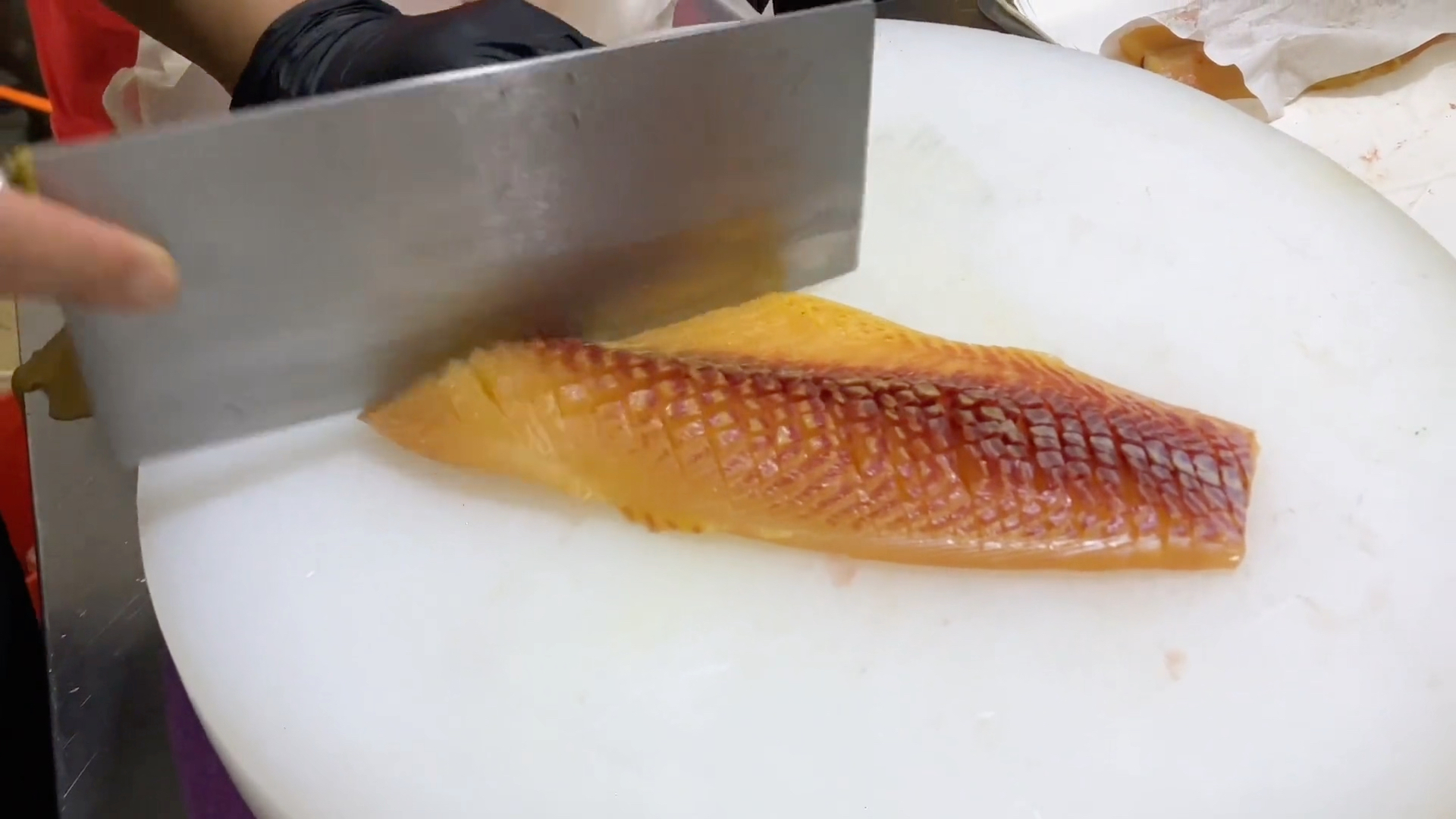 广西鱼生看横县,野生的黄肉鲤鱼应该算得上淡水鱼生里的劳斯莱斯了.