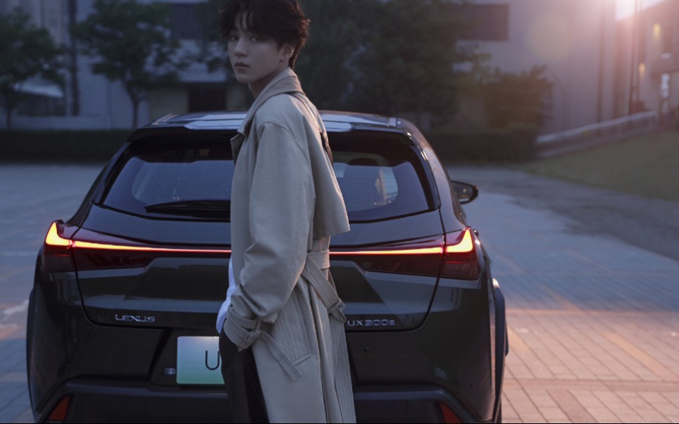 王俊凯嘉人now还有谁没有看过帅哥王俊凯开车撩头发太飒了