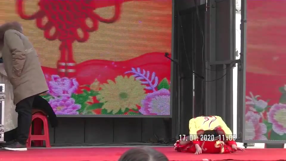 [图]小朋友的杂技表演