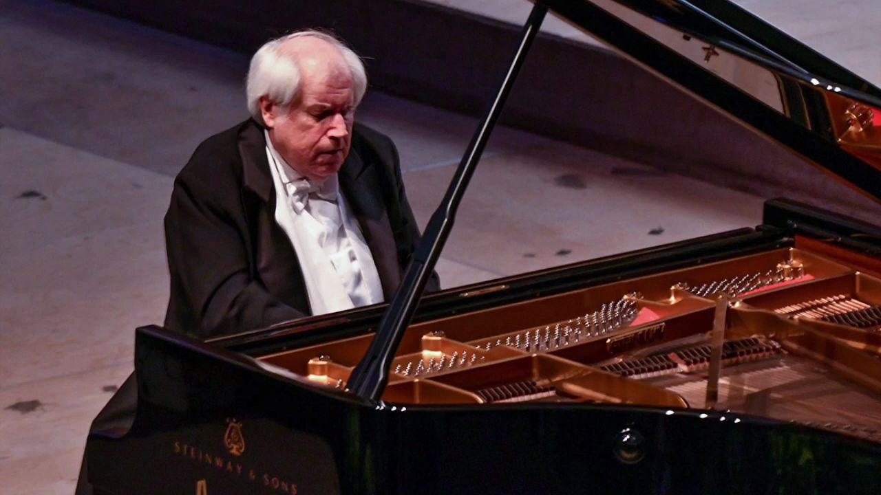 [图]Grigory Sokolov plays Chopin Polonaise-Fantaisie, Op.61 (Paris 2004)