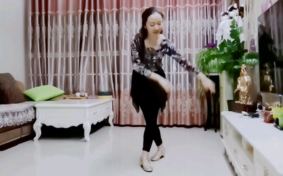 维吾尔族舞蹈单步三连步摆臂