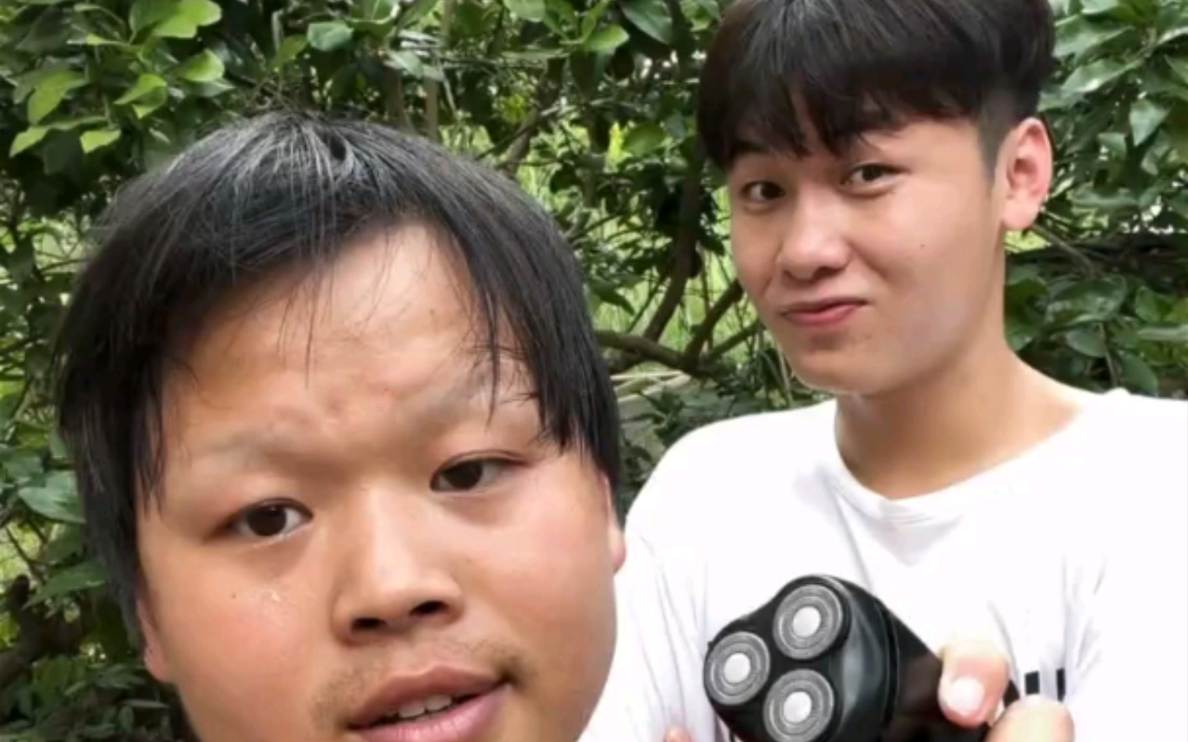 浪人为了避免给全家堡的人洗c脚在小阿全的淫威下迫不得已用剃须刀将