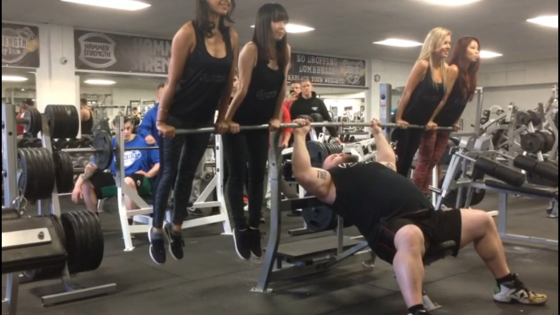 野兽艾迪霍尔用名女孩进行卧推训练!