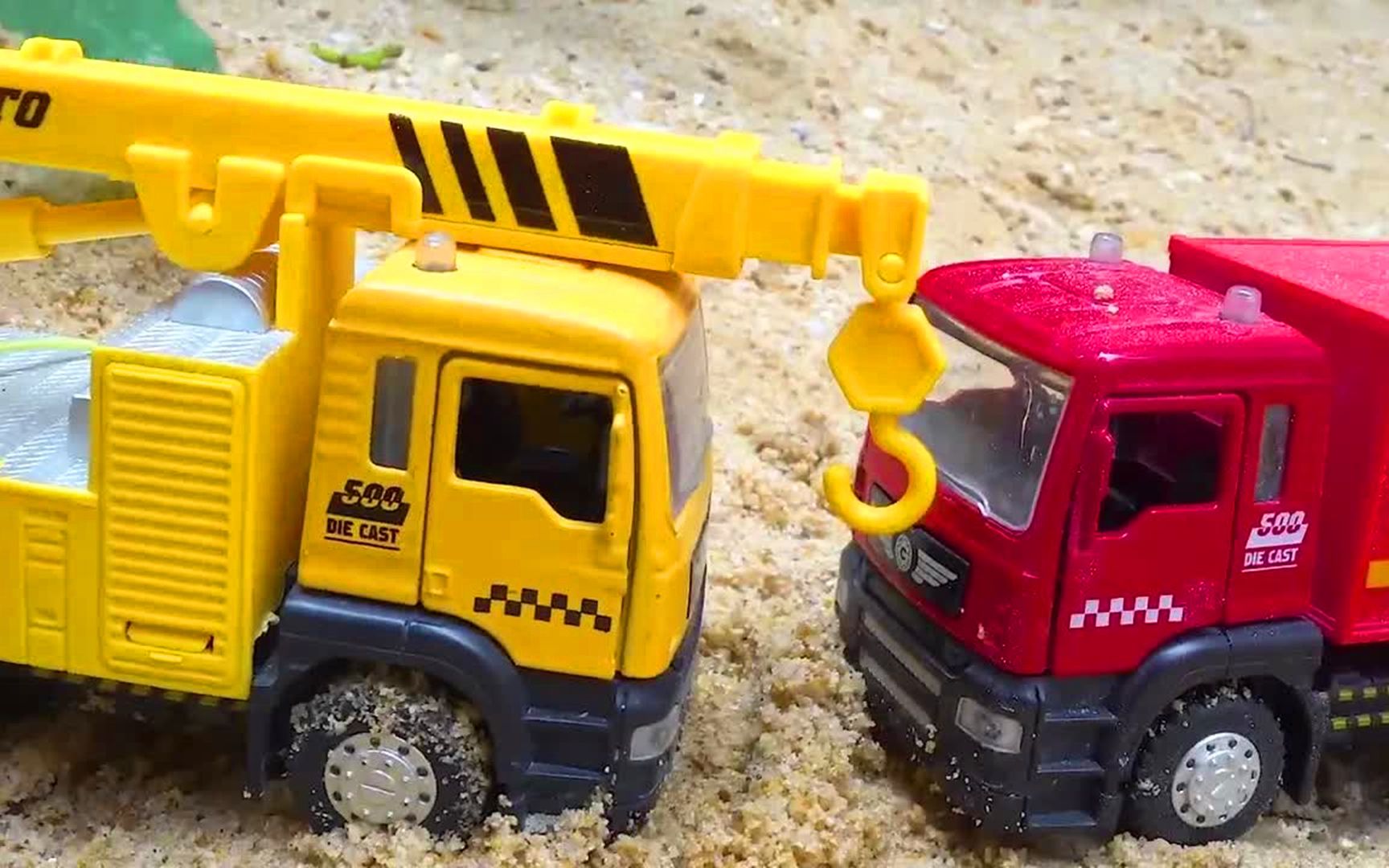 儿童益智玩具:怪兽追击吊车击败坦克,翻斗车,挖掘机大战怪兽!