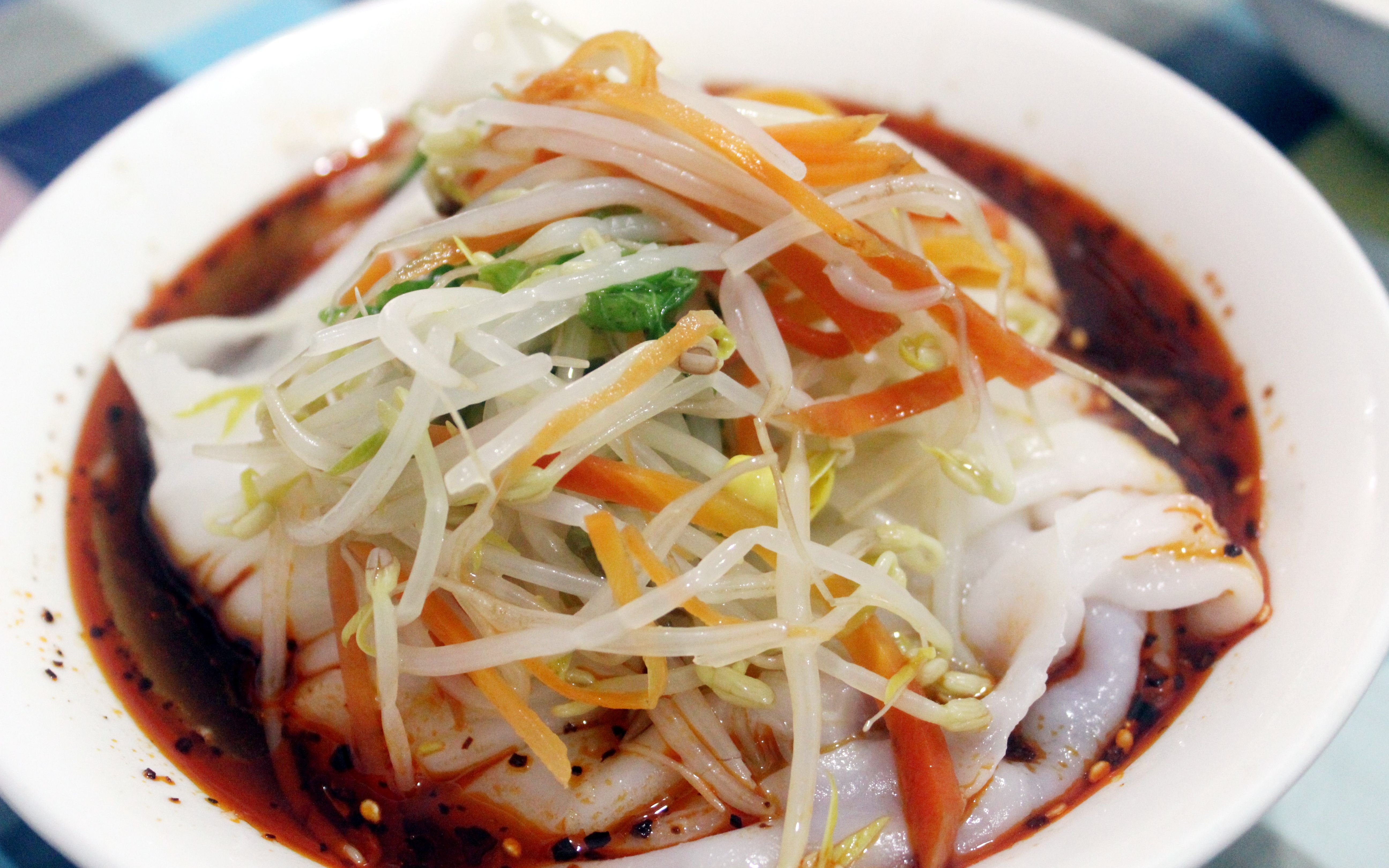 强哥大清早寻找美味的汉中热米皮,原汁原味软糯嫩滑,好吃又便宜_哔哩