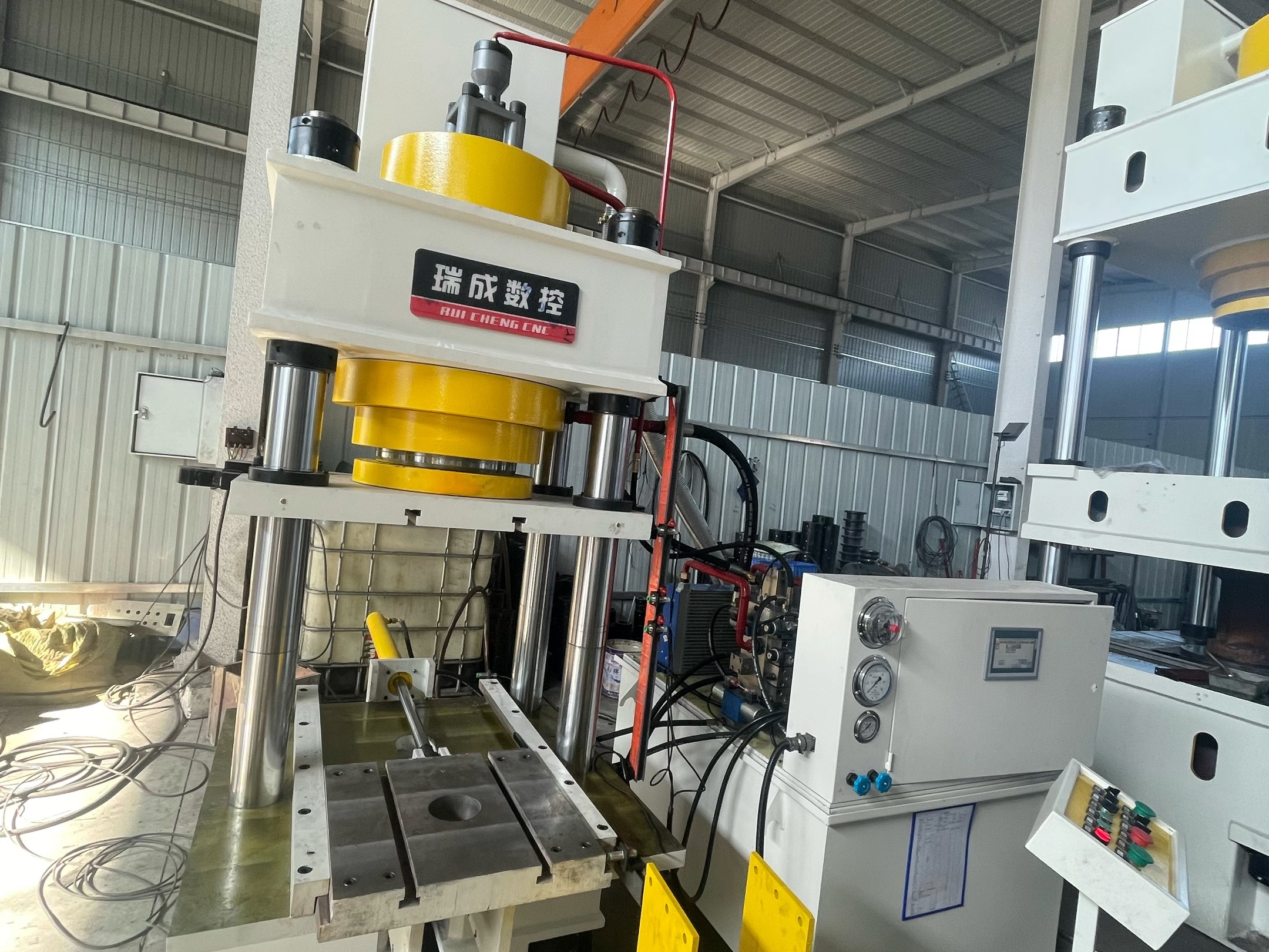 315t移动工作台液压机