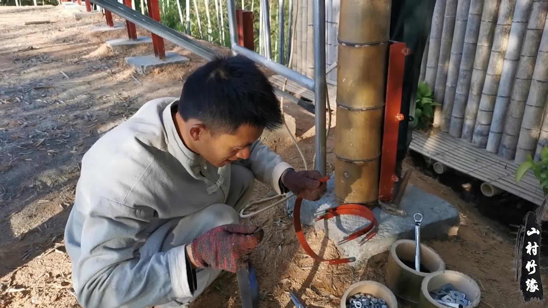 [图]山村竹缘：搭建三层竹屋别墅第十九天，今天找老爸帮忙一起立柱子