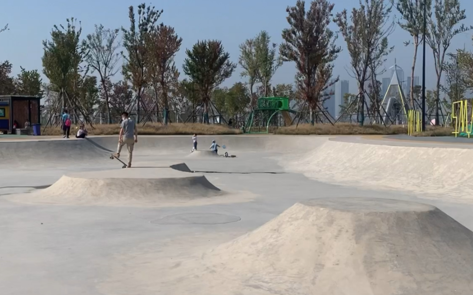 来自白沙洲公园的滑板场