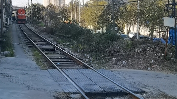 路口边的韶关冶炼厂的铁路线,一天都未必遇得见哔哩哔哩bilibili