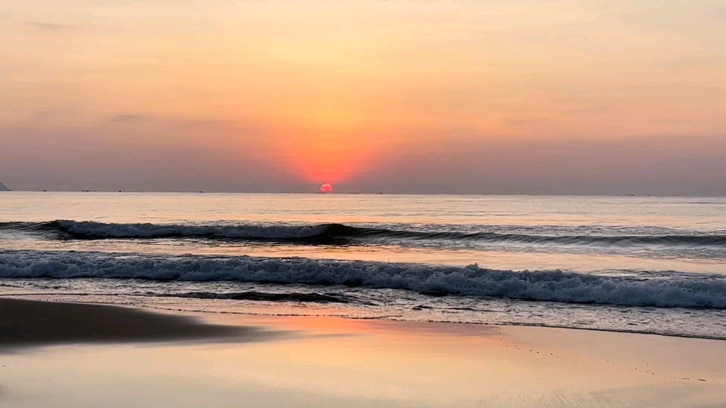 海南陵水海滩观日出.