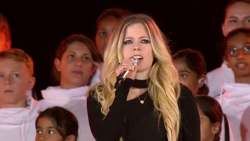 [图]「Right Where I’m Supposed to Be」Avril Lavigne & Luis Fonsi& Tamer Hosny