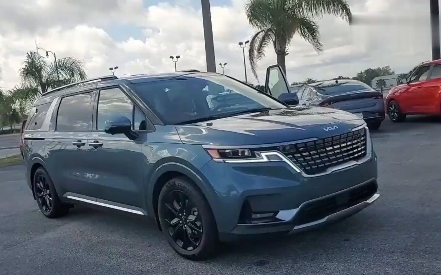 起亚carnival亮相!3.5lv6汽油版本和2.2l柴油可选