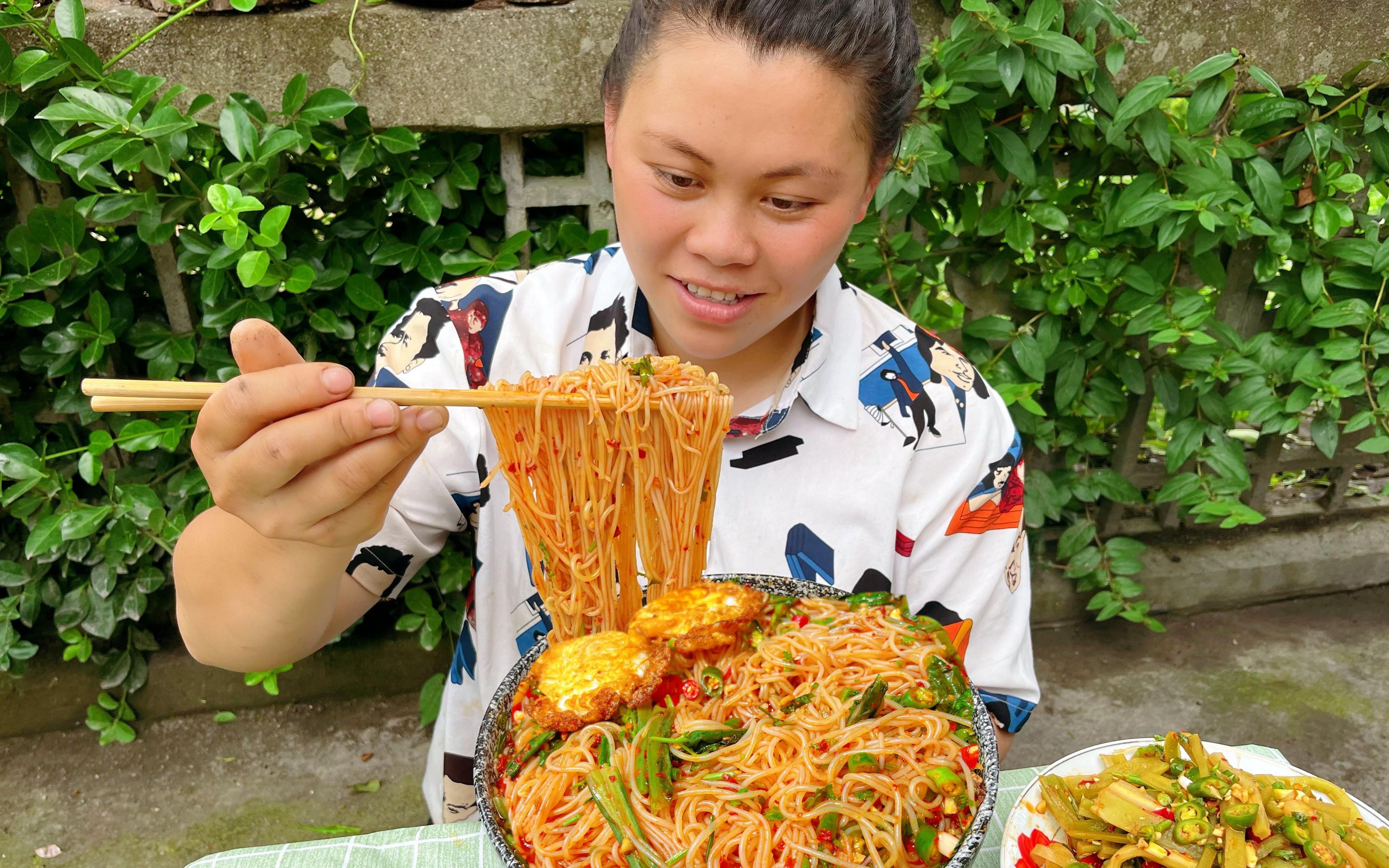 [图]今天非常闷热，欧妹做个爆辣凉拌粉，配着贡菜和鸡蛋吃得真过瘾