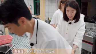 Tải video: 张智霖一不小心摔倒，袁咏仪冲过去急到飚粤语，陈小春在旁偷笑