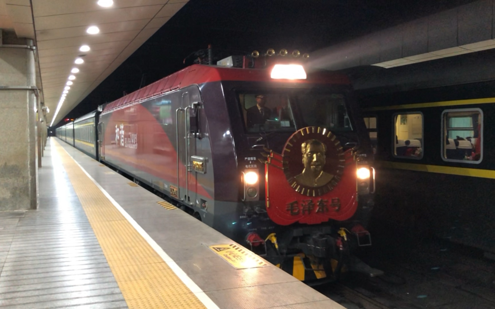 【铁路】hxd3d1893毛号牵引z1次列车到达郑州站