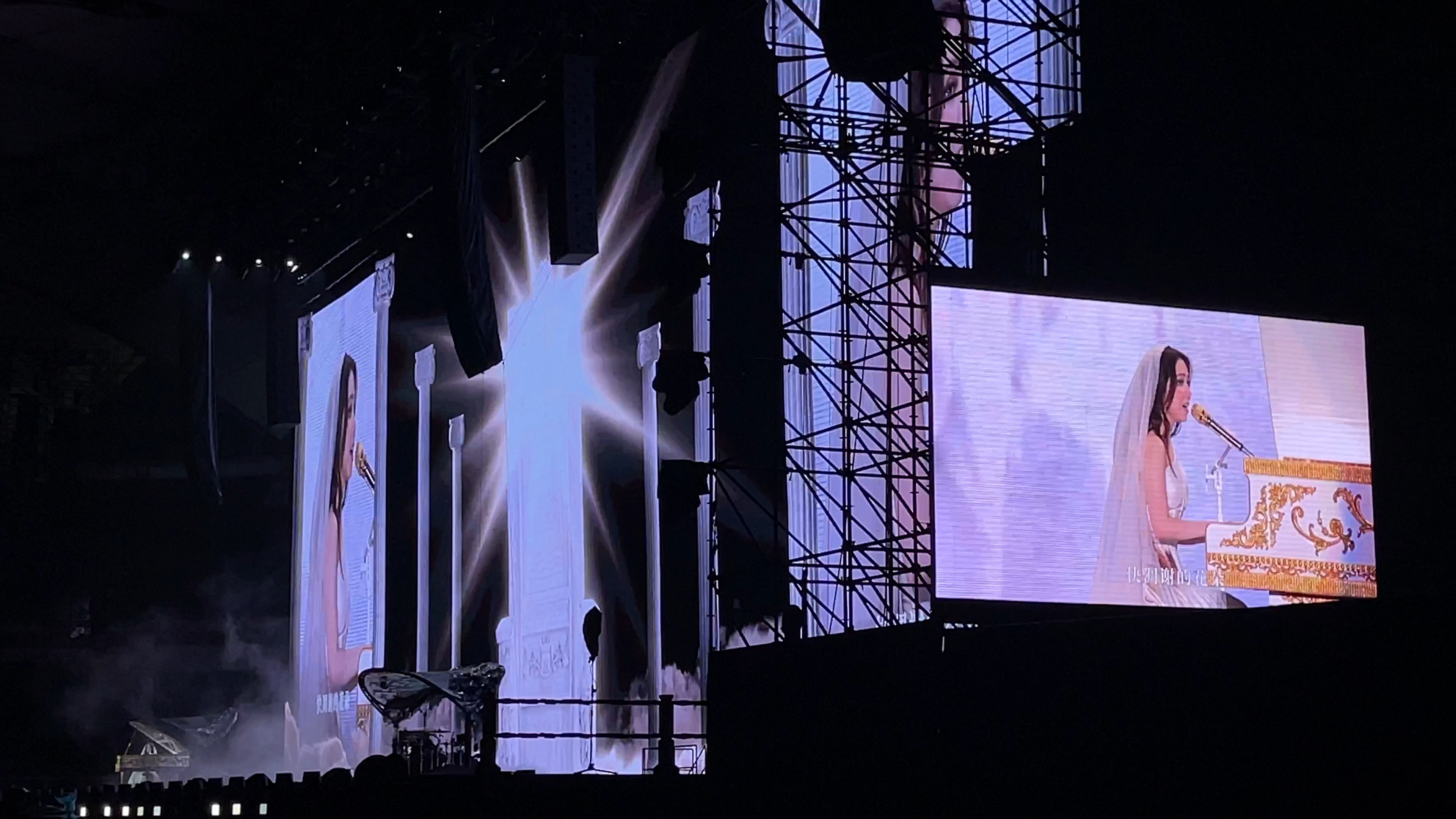 邓紫棋佛山演唱会 让世界暂停一分钟