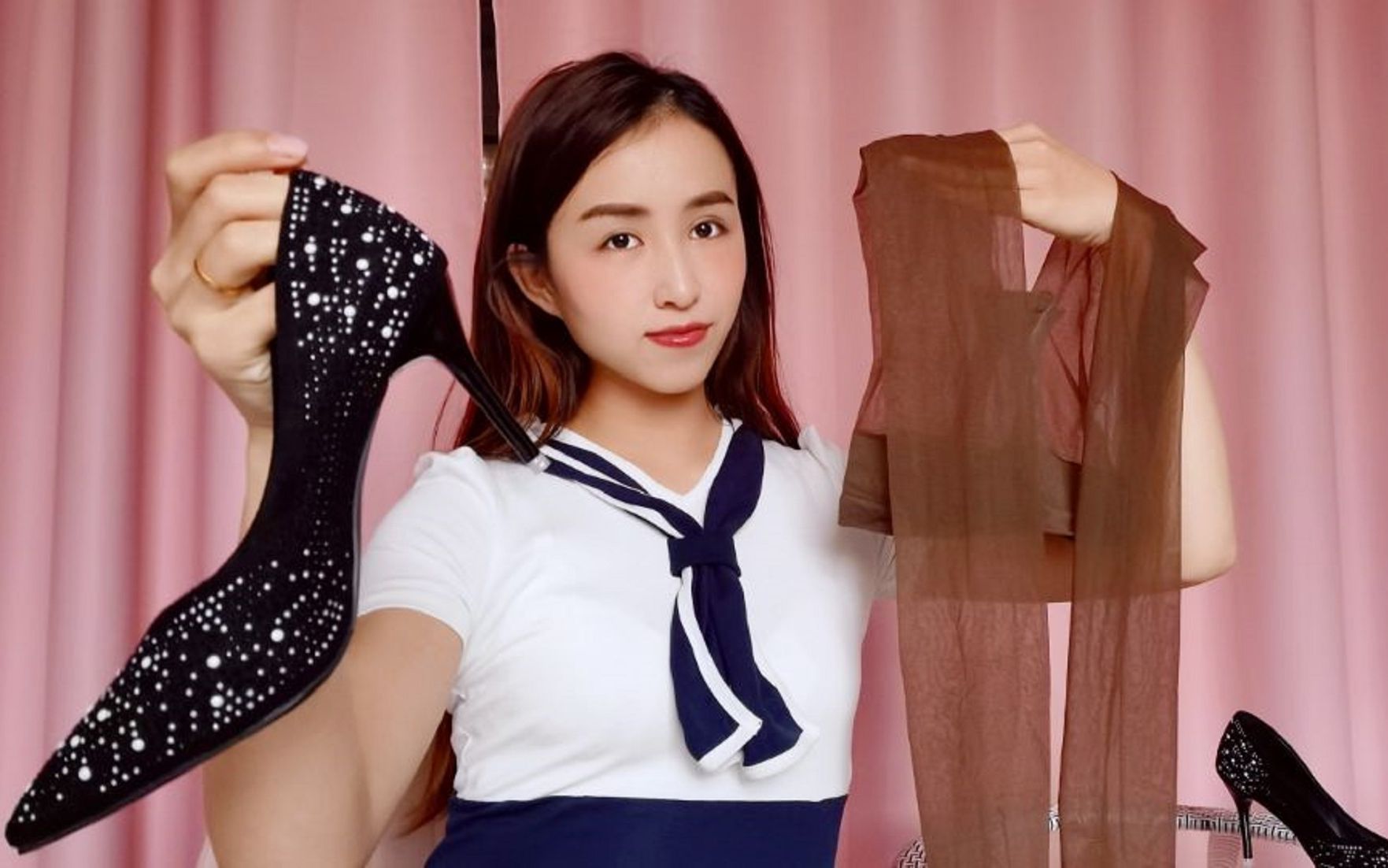 妹子是高跟鞋控试穿10cm黑色水钻高跟鞋搭配咖色丝袜超赞