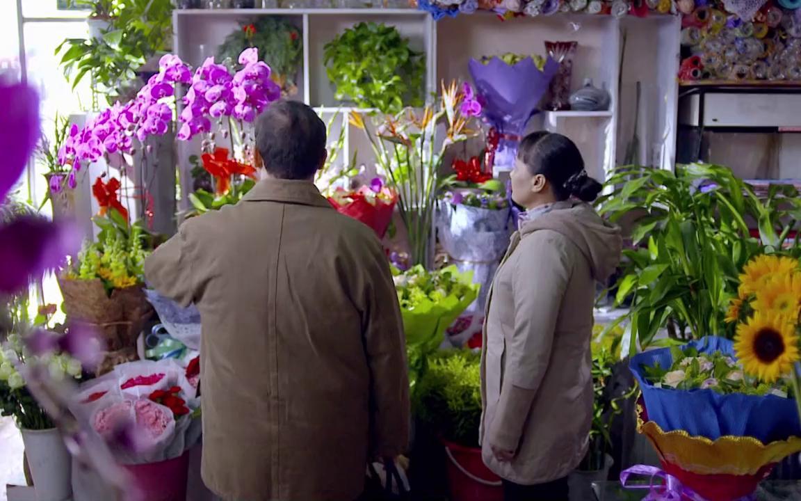 老板夸小伙买花懂浪漫,回家妻子气的半死,妻子:真够抠的!