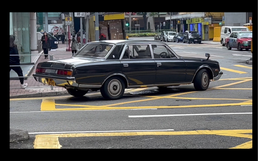 香港街头 黑色高级轿车(丰田世纪)