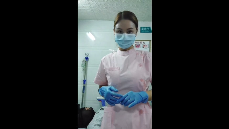 诊所护士戴手套为你检查身体健康