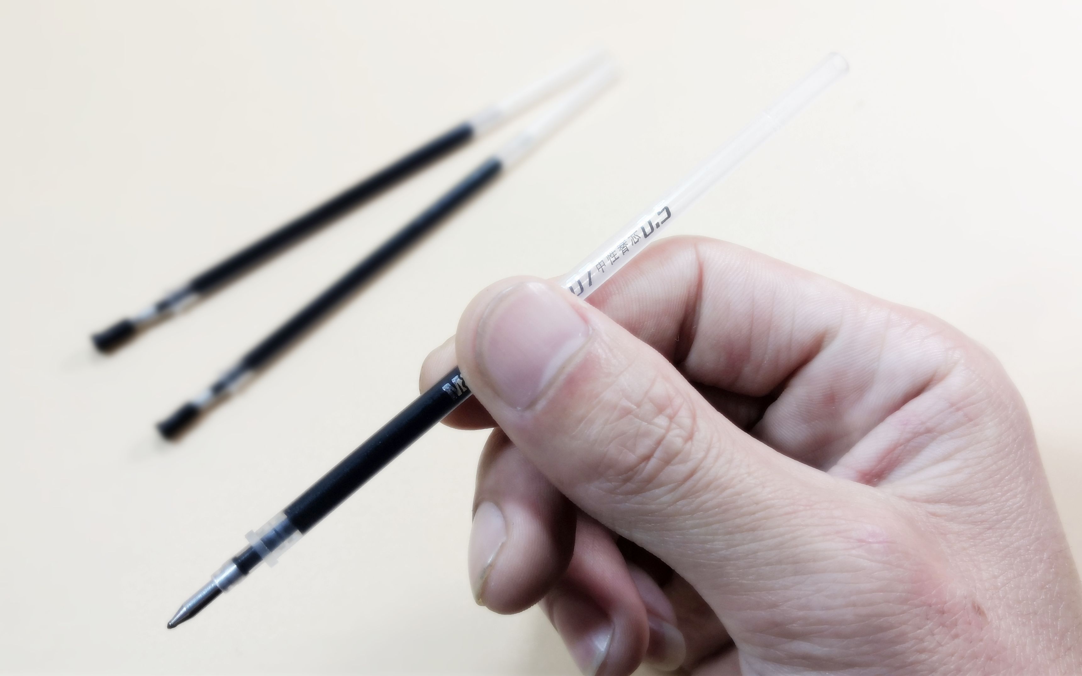 用完的油笔芯别扔掉,剪一刀,可以解决生活上一个大难题,很实用