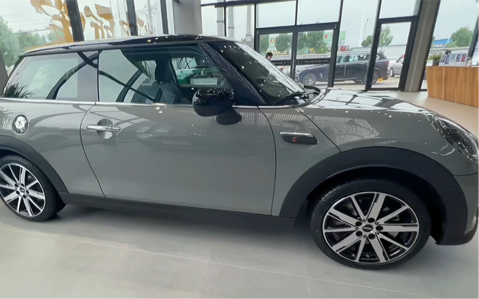 2.0t月表灰独角兽灰现车