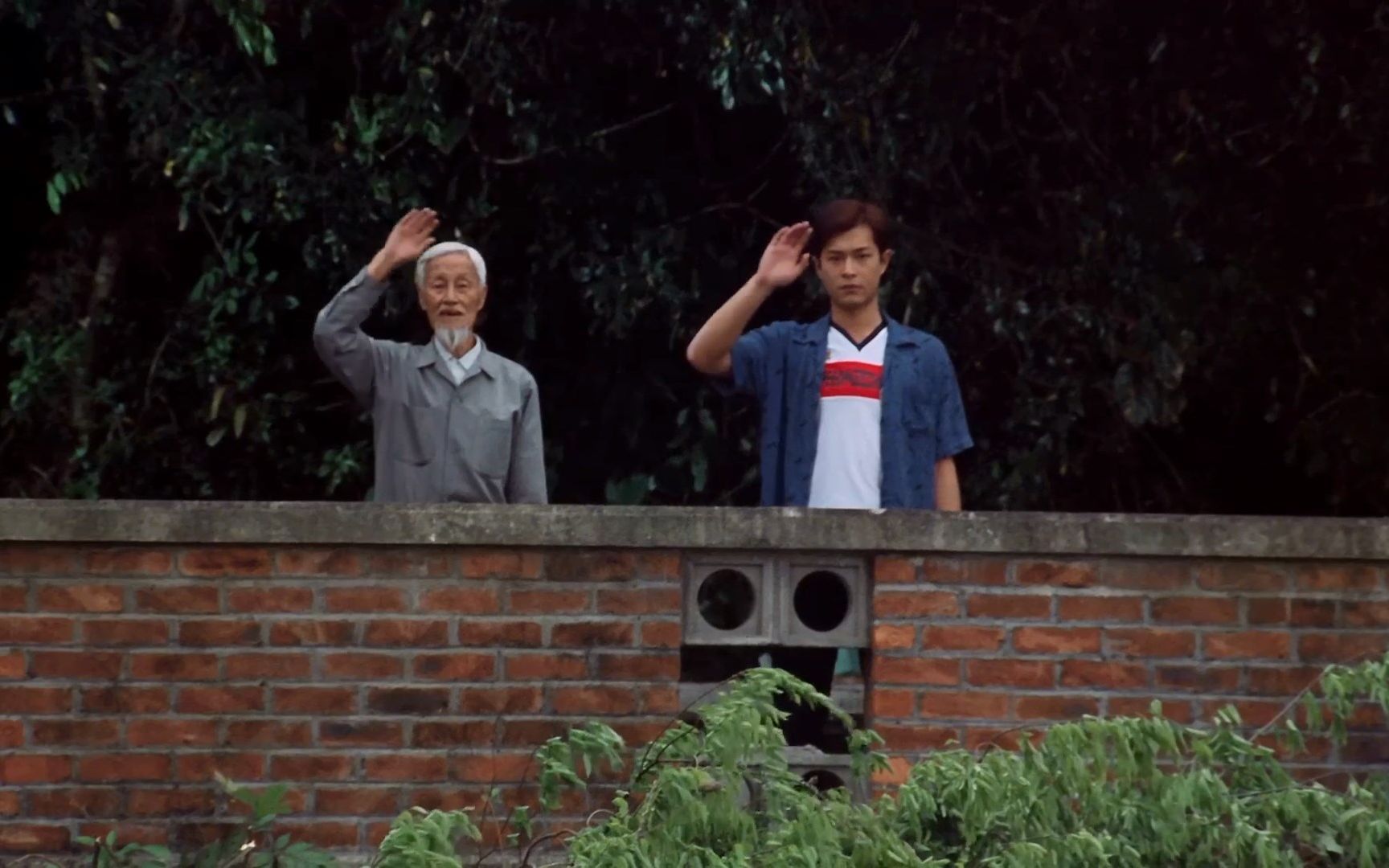 童年阴影之阴阳路年轻人寻求刺激玩抄墓碑不料真的见鬼了