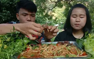 下载视频: 赛博和老婆吃美味的木瓜豆角沙拉！！黑胡椒烤鹧鸪配上一盘新鲜蔬菜